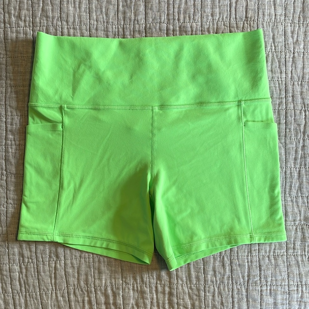 Athleta Salutation Stash Pocket II 5” Short in Reviving Mint
